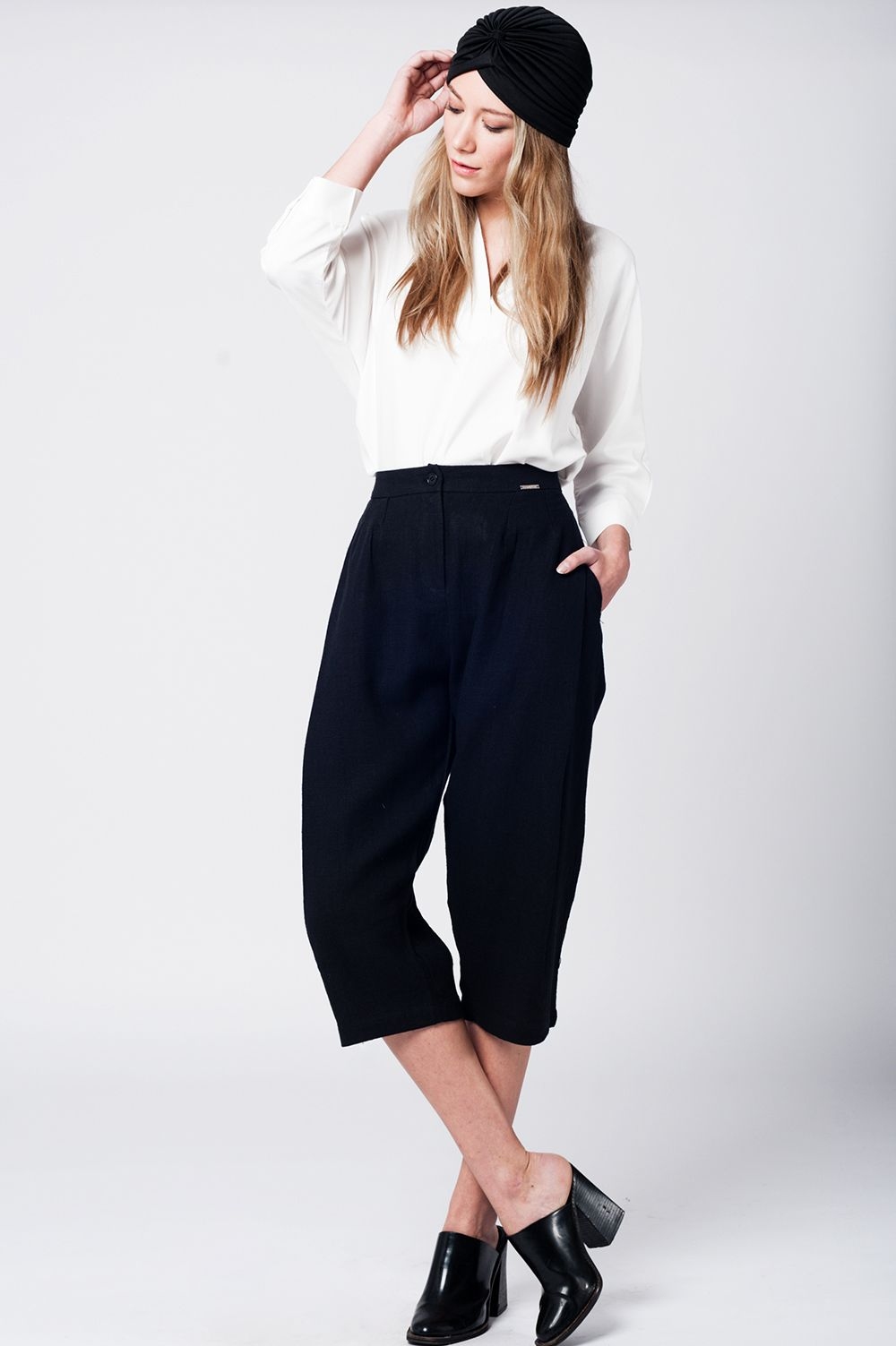 Pantalon a media pierna de lino negro con detalle de pinzas Pantalon a media pierna de lino negro con detalle de pinzas