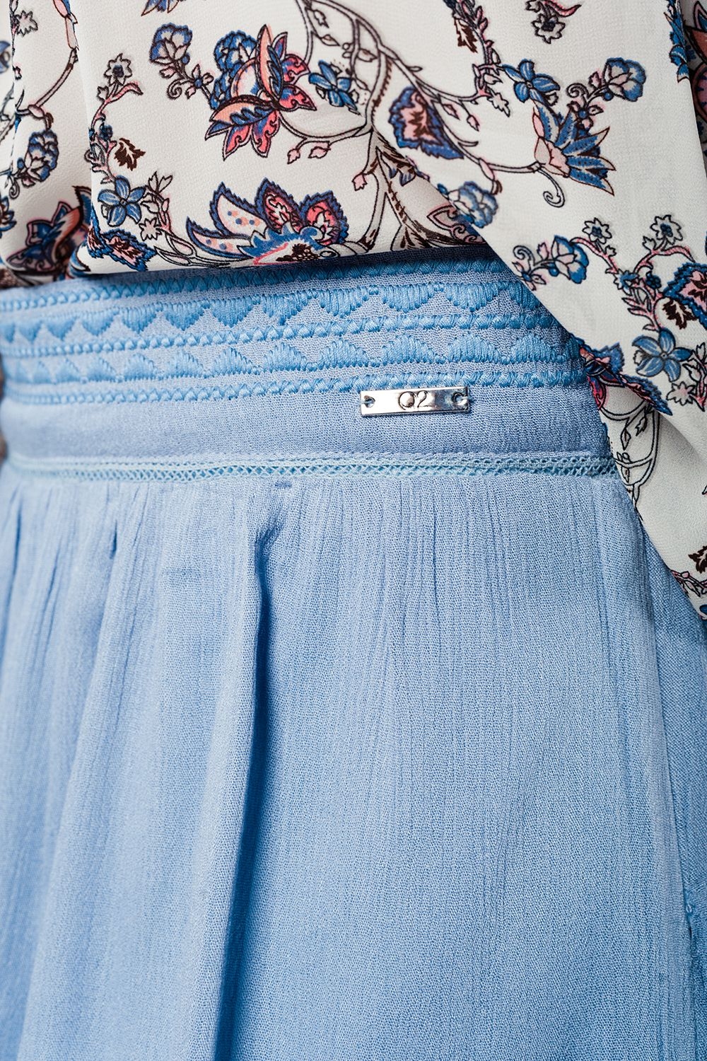 Falda corta azul con bordado azteca Falda corta azul con bordado azteca