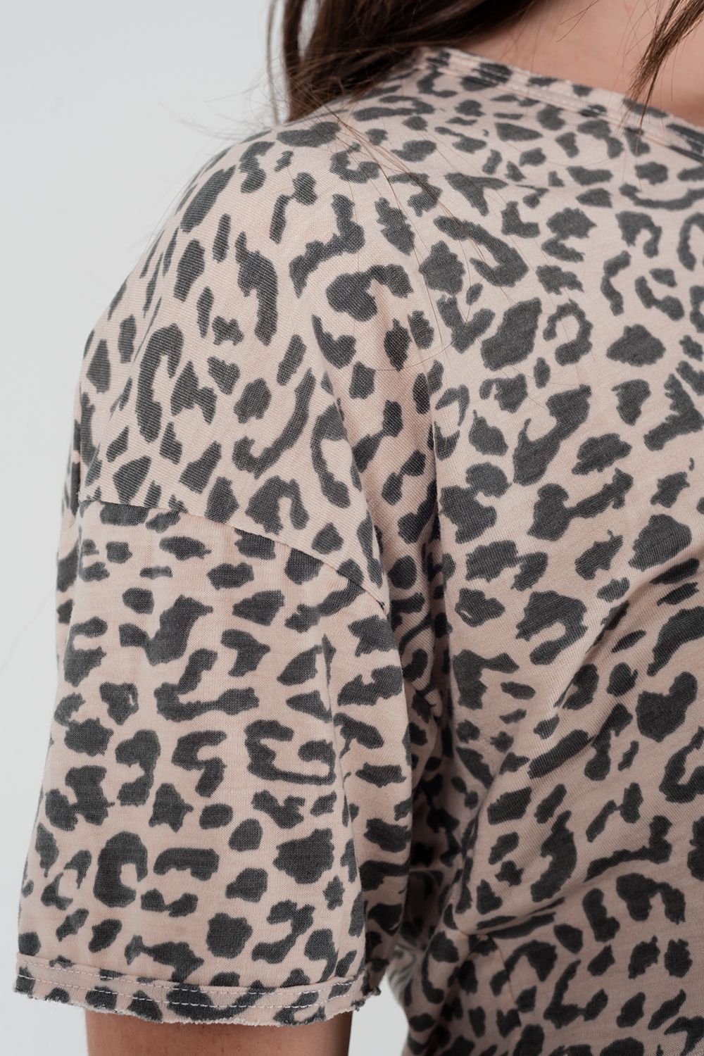 Camiseta de leopardo rosa con detalle de cordones en la espalda Camiseta de leopardo rosa con detalle de cordones en la espalda