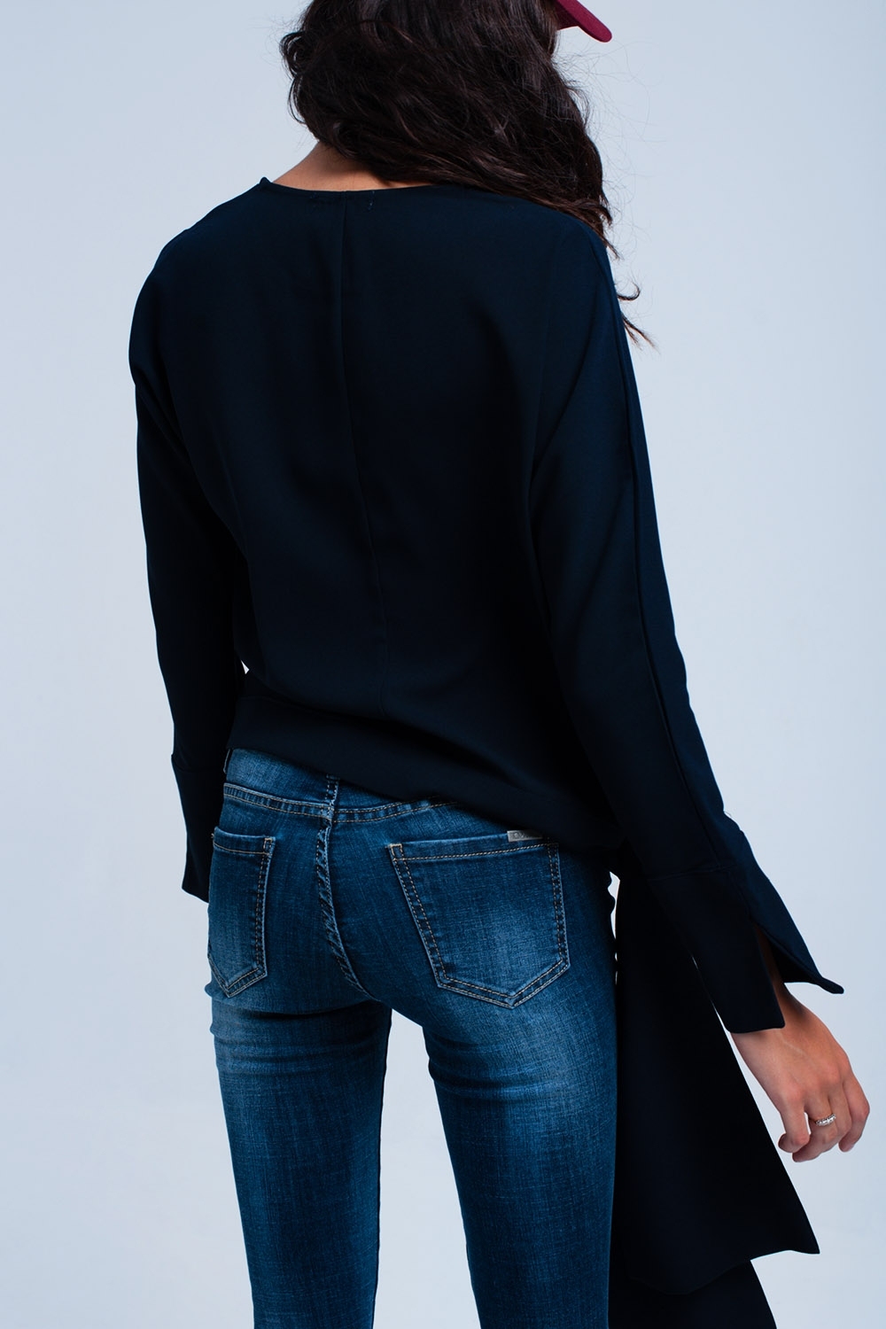 Camisa azul con lazo en el lateral