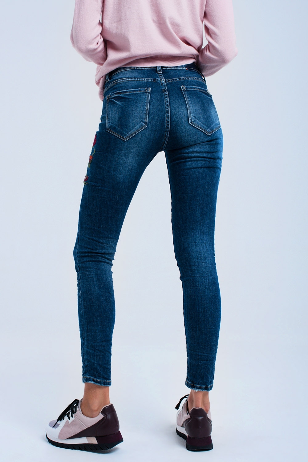 Vaquero skinny con flores Vaquero skinny con flores