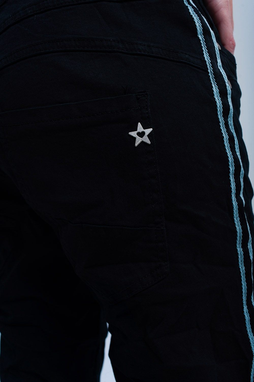 Jeans boyfriend negros con botones