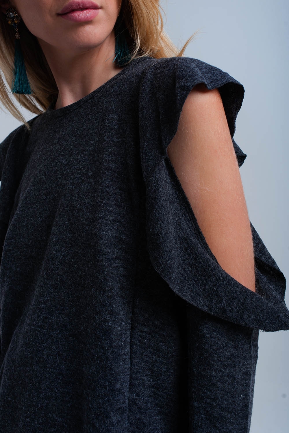 Top gris oscuro con volantes y detalles abiertos Top gris oscuro con volantes y detalles abiertos