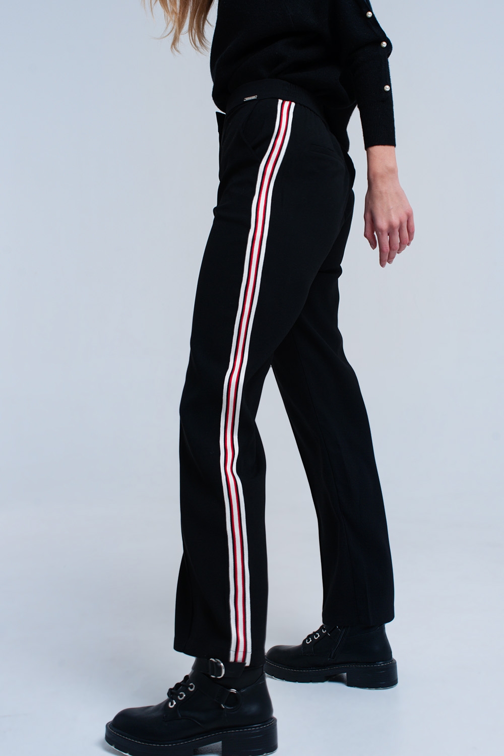 Pantalones negros con detalle de rayas Pantalones negros con detalle de rayas