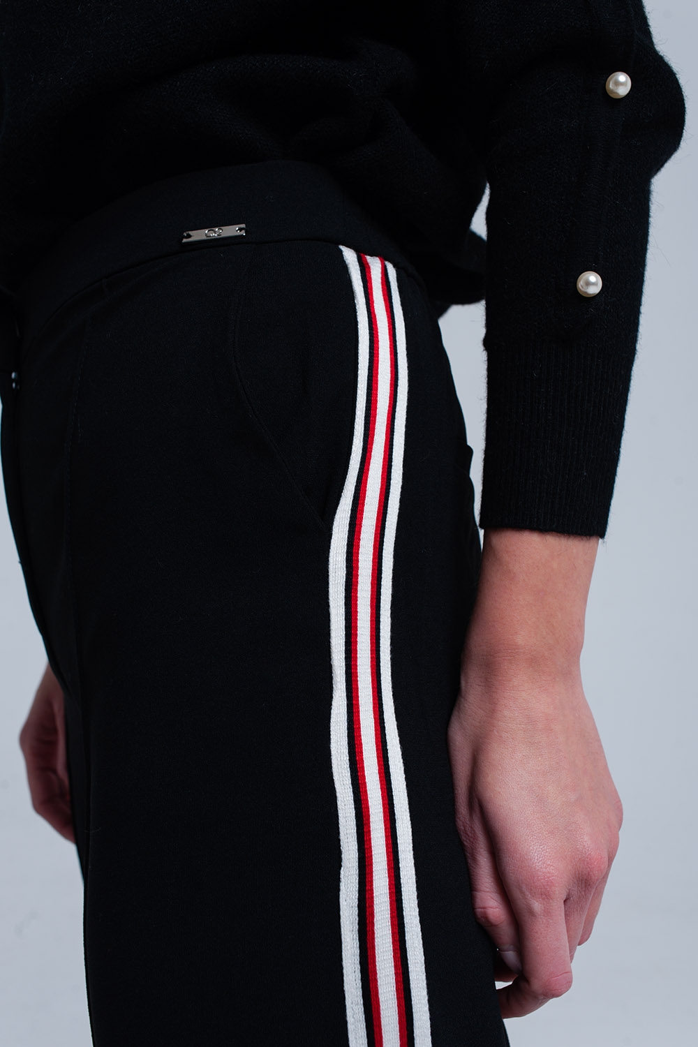 Pantalones negros con detalle de rayas Pantalones negros con detalle de rayas