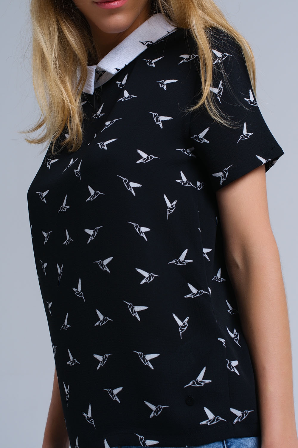 Schwarzes Hemd mit weißen aufgedruckten Vögeln