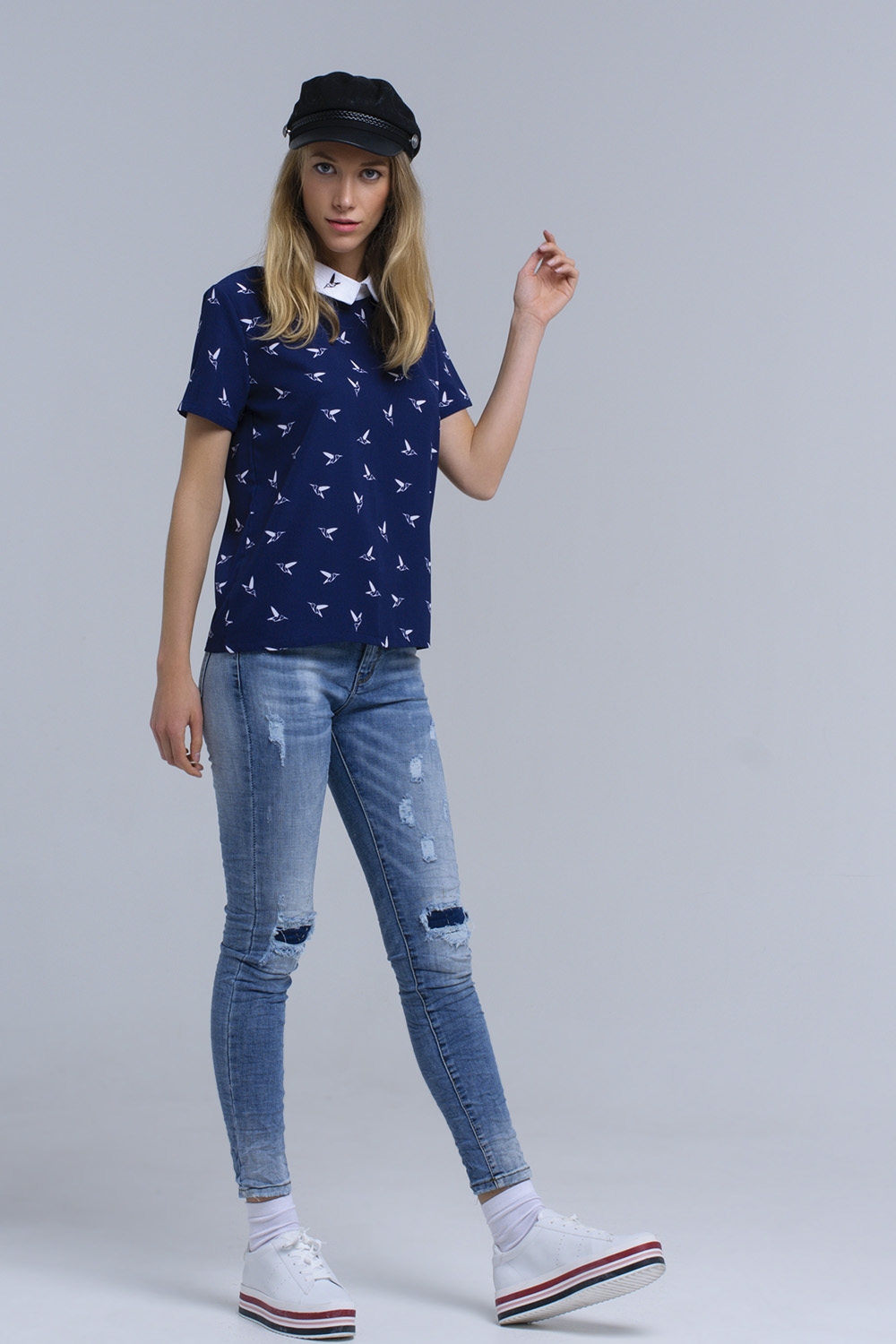 Camisa azul marino con pájaros estampados blancos Camisa azul marino con pájaros estampados blancos