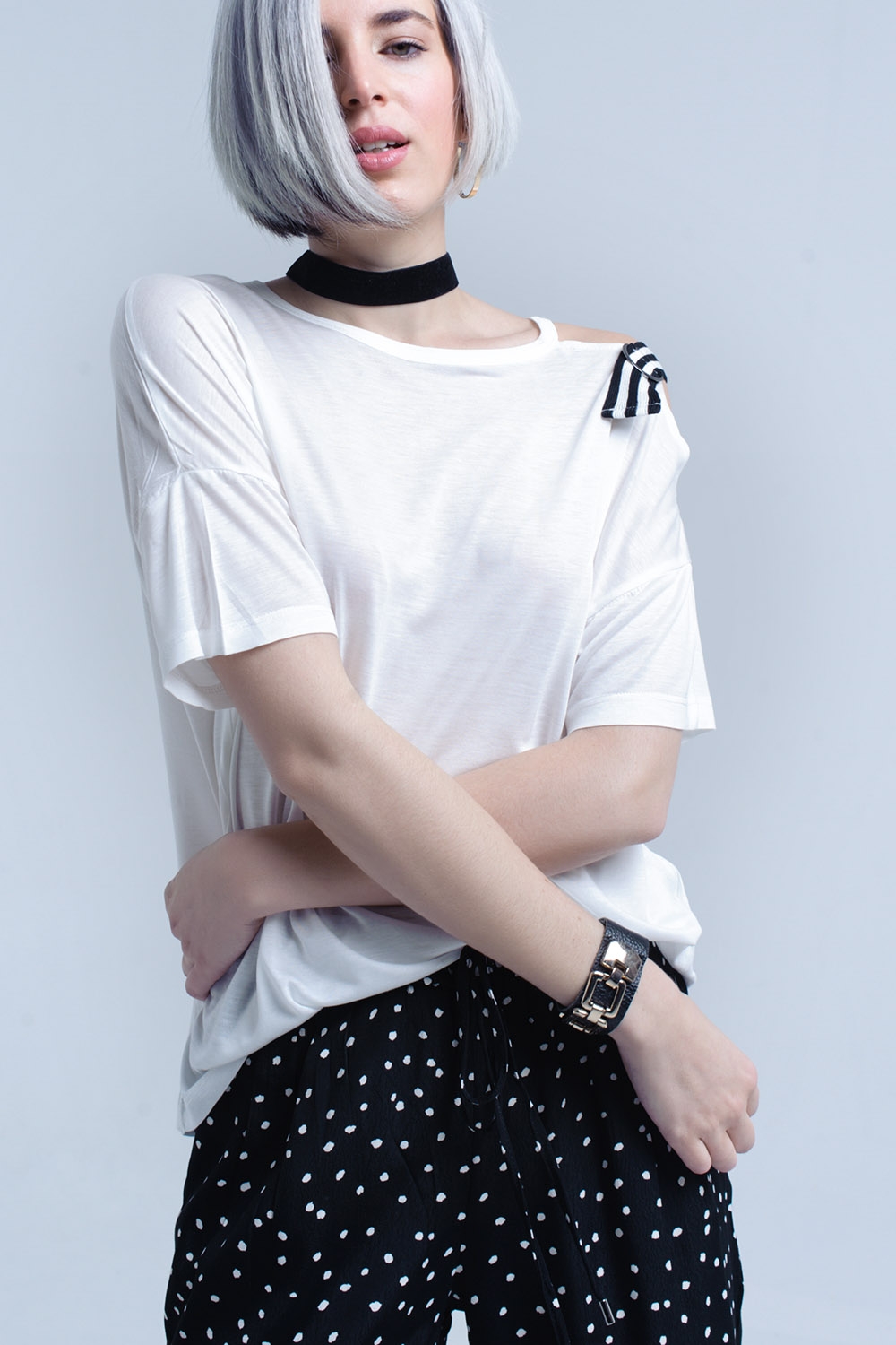 Camiseta blanca con un hombro abierto