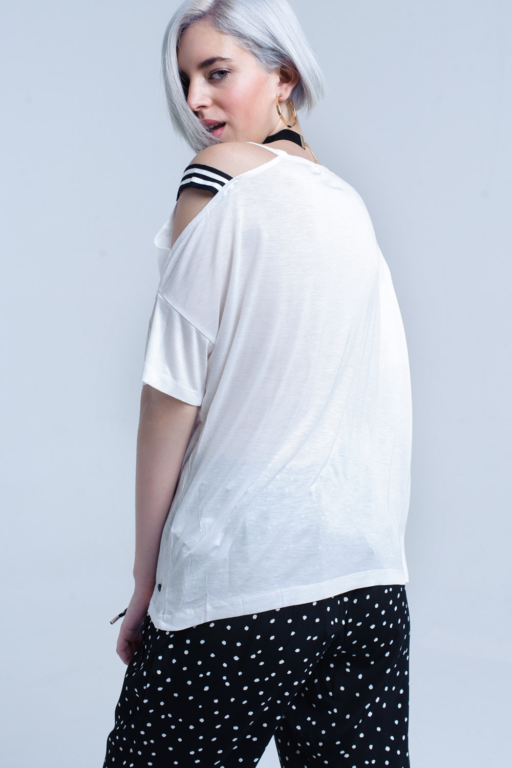 Camiseta blanca con un hombro abierto