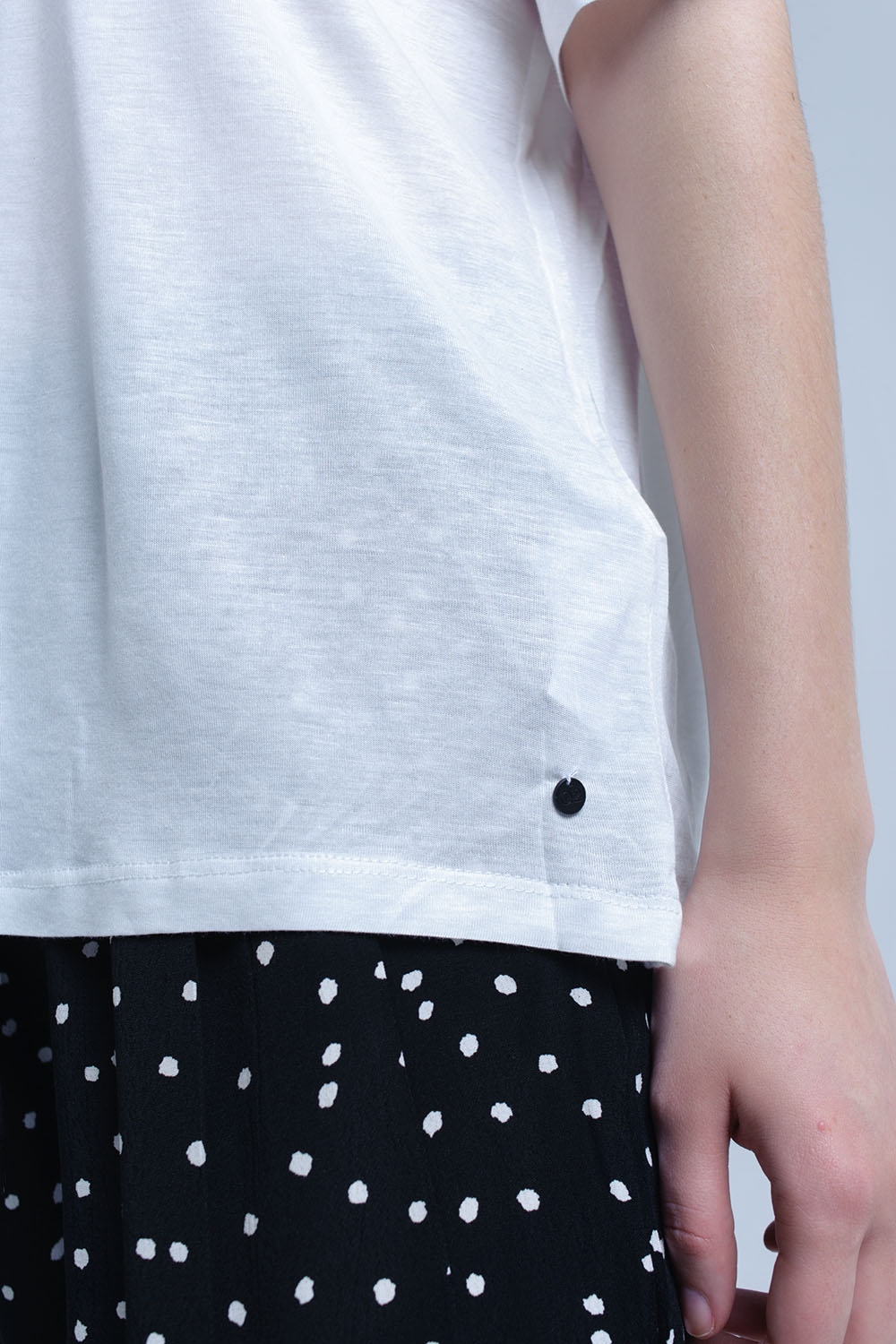 Camiseta blanca con un hombro abierto