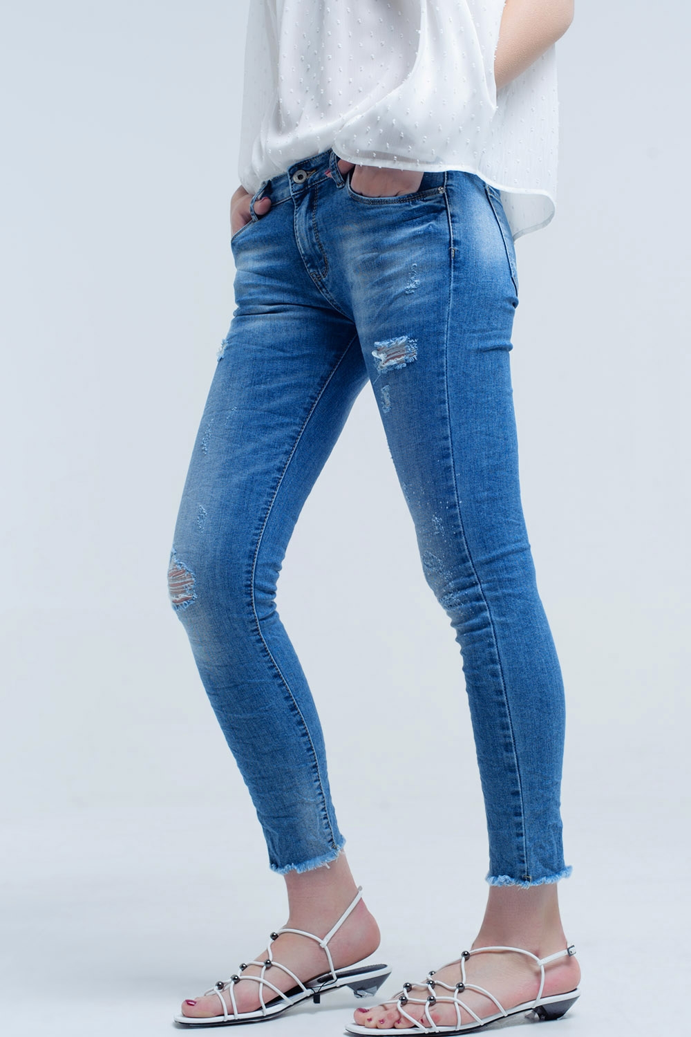 Jeans ajustados de tiro medio con roturas Jeans ajustados de tiro medio con roturas