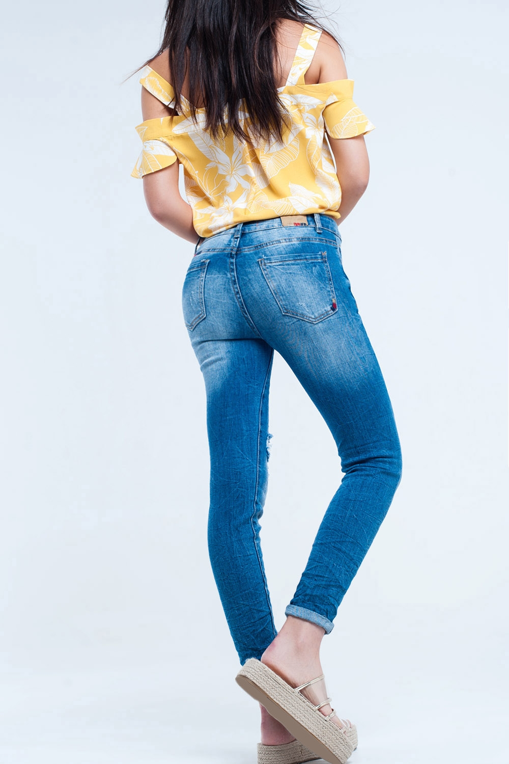 Pantalón vaquero ajustado descolorido con rasgaduras Pantalón vaquero ajustado descolorido con rasgaduras