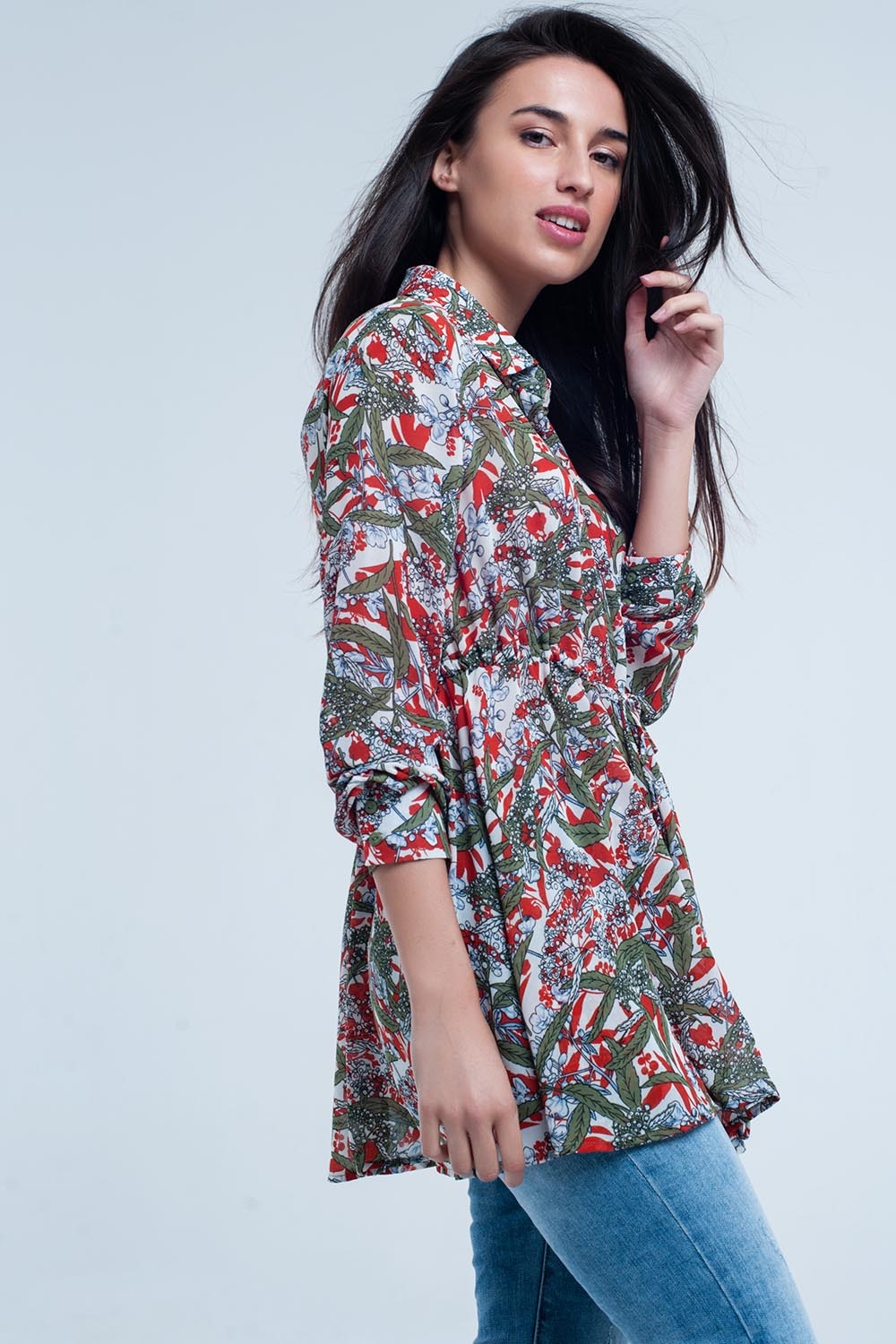 Camisa roja con flores y hojas impresas