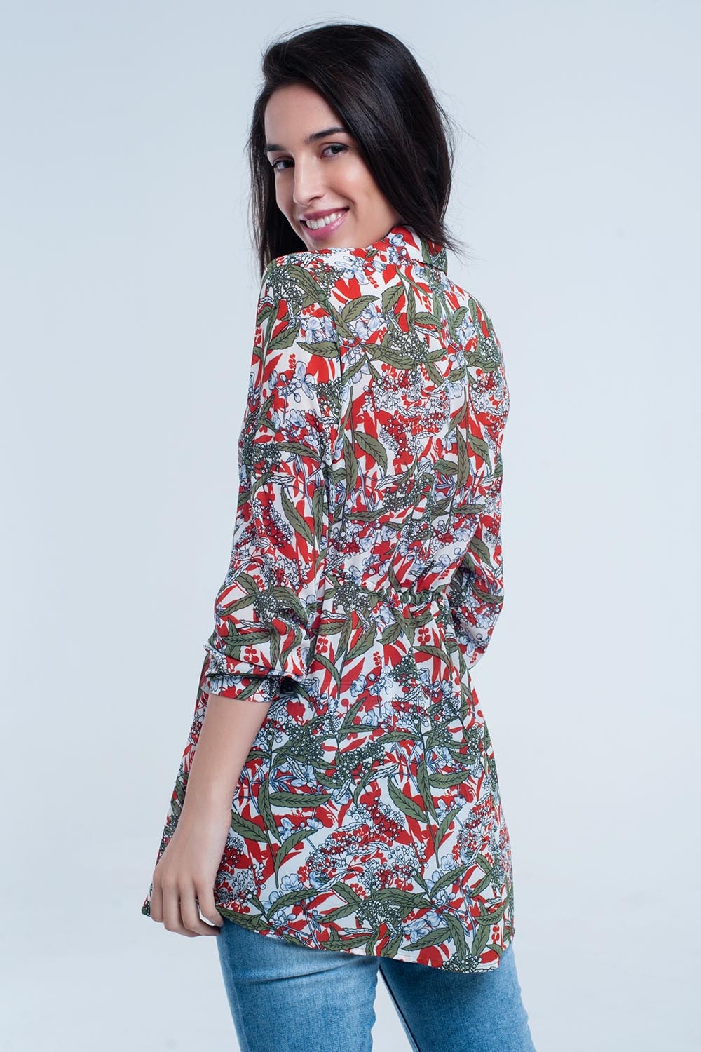 Camisa roja con flores y hojas impresas