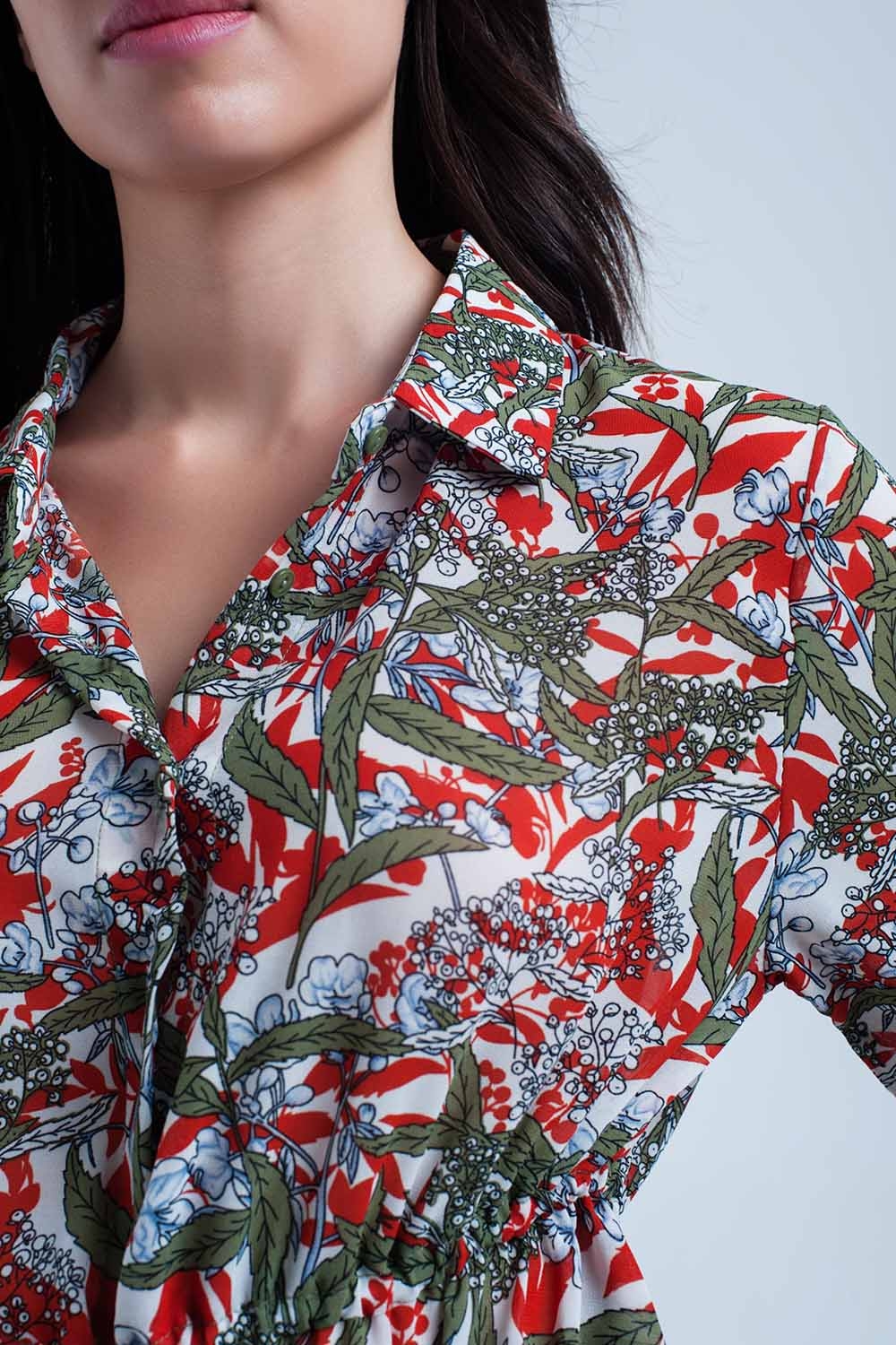 Camisa roja con flores y hojas impresas