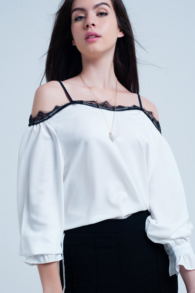 Top blanc avec dentelle noire avec épaules dénudées