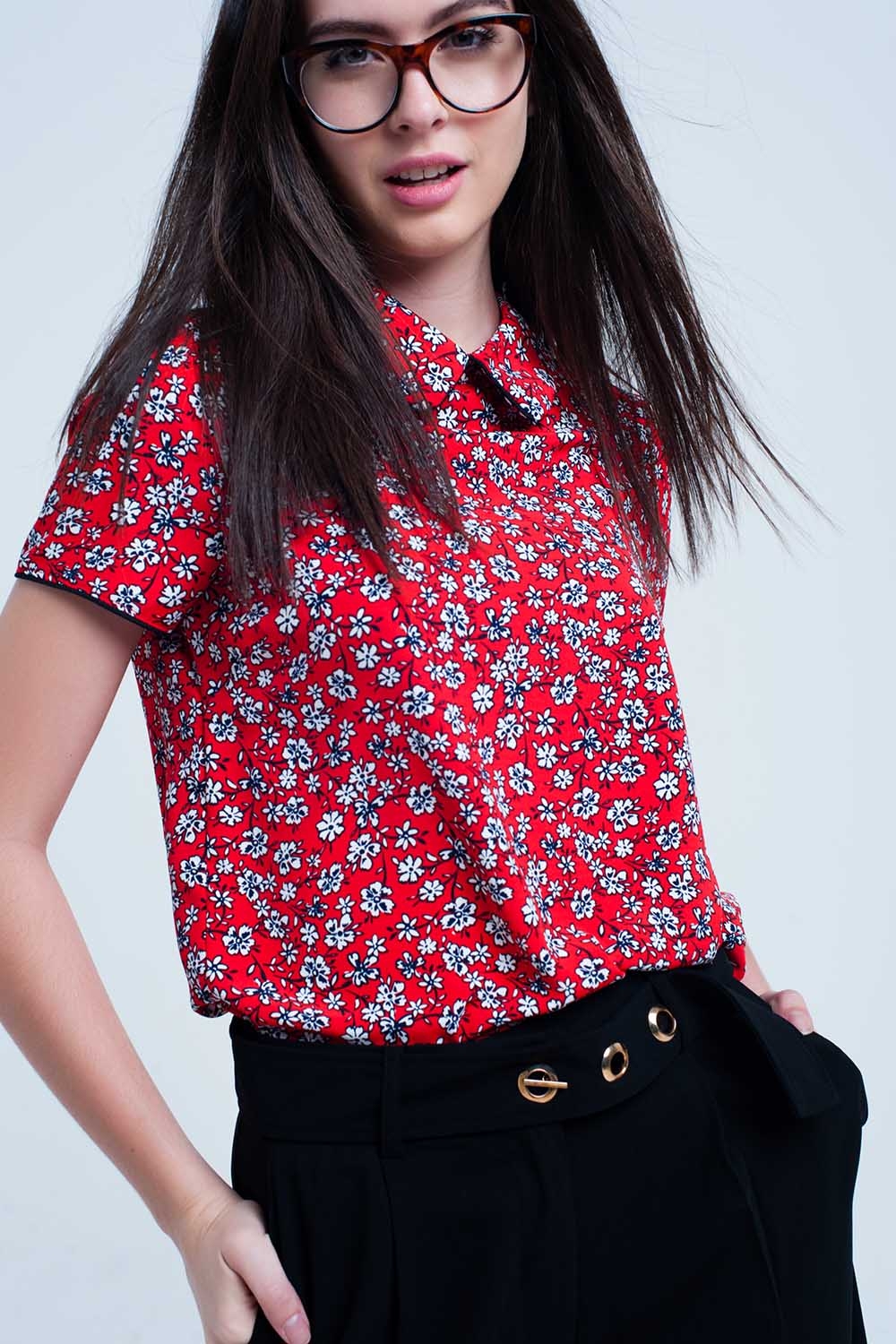 Camisa roja con flores blancas impresas Camisa roja con flores blancas impresas