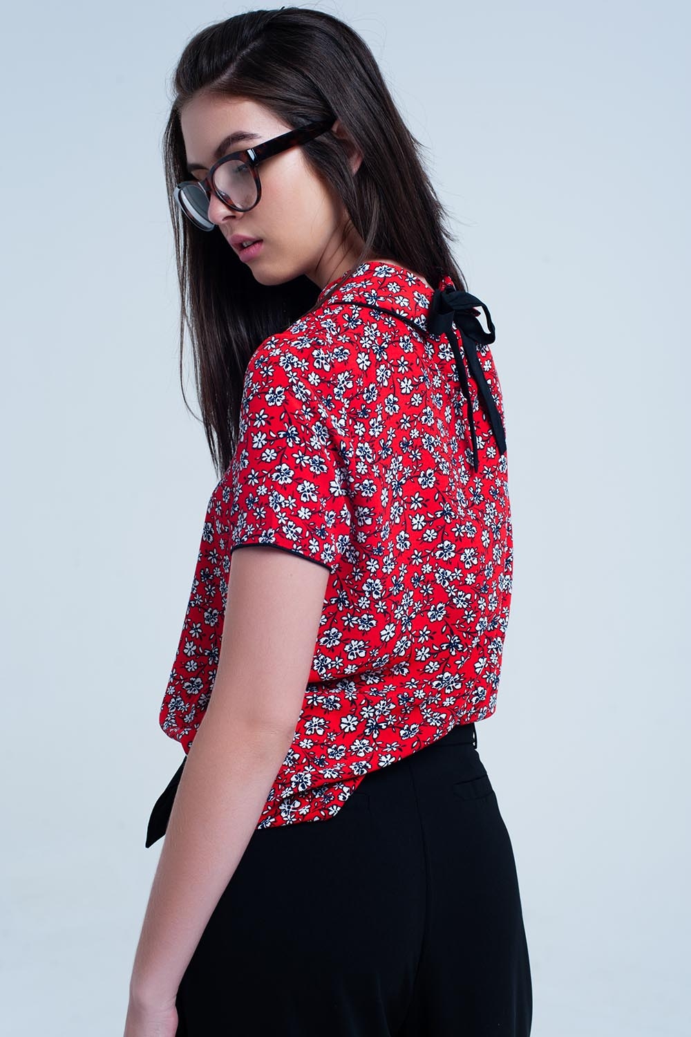 Camisa roja con flores blancas impresas Camisa roja con flores blancas impresas
