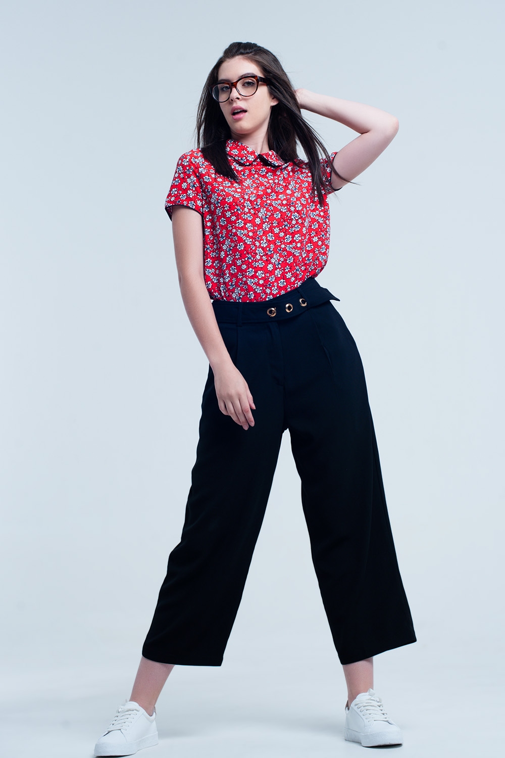 Camisa roja con flores blancas impresas Camisa roja con flores blancas impresas