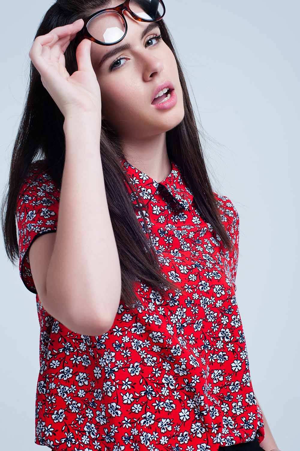 Camisa roja con flores blancas impresas Camisa roja con flores blancas impresas