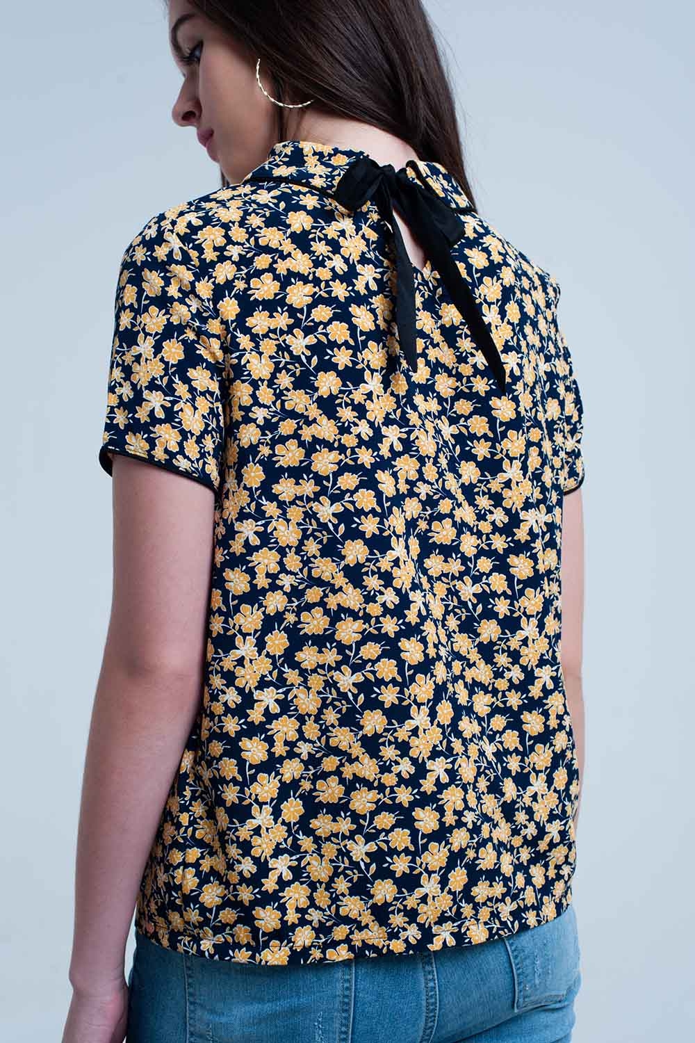 Camisa con estampado de flores amarillas