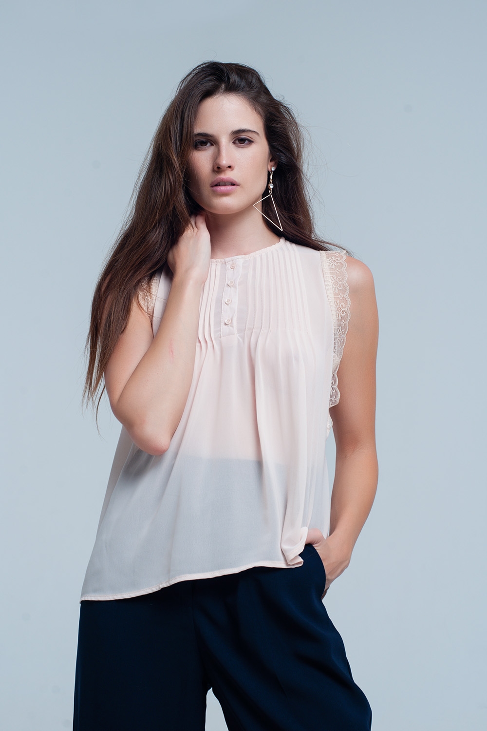 Top sin mangas beige con detalles de encaje Top sin mangas beige con detalles de encaje