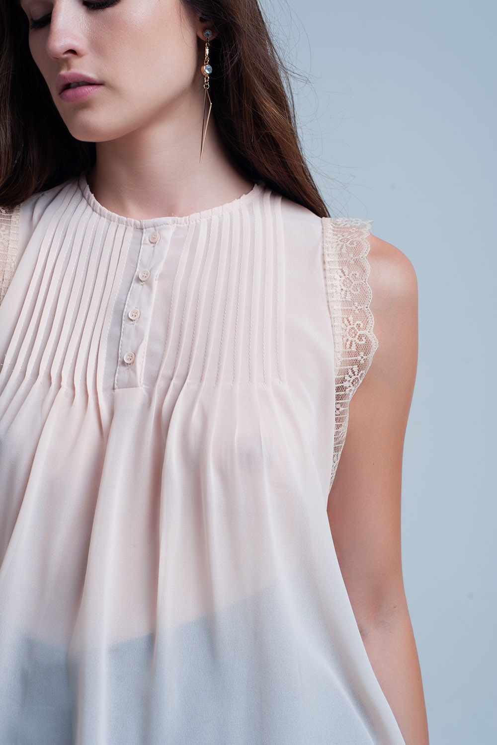 Top sin mangas beige con detalles de encaje Top sin mangas beige con detalles de encaje