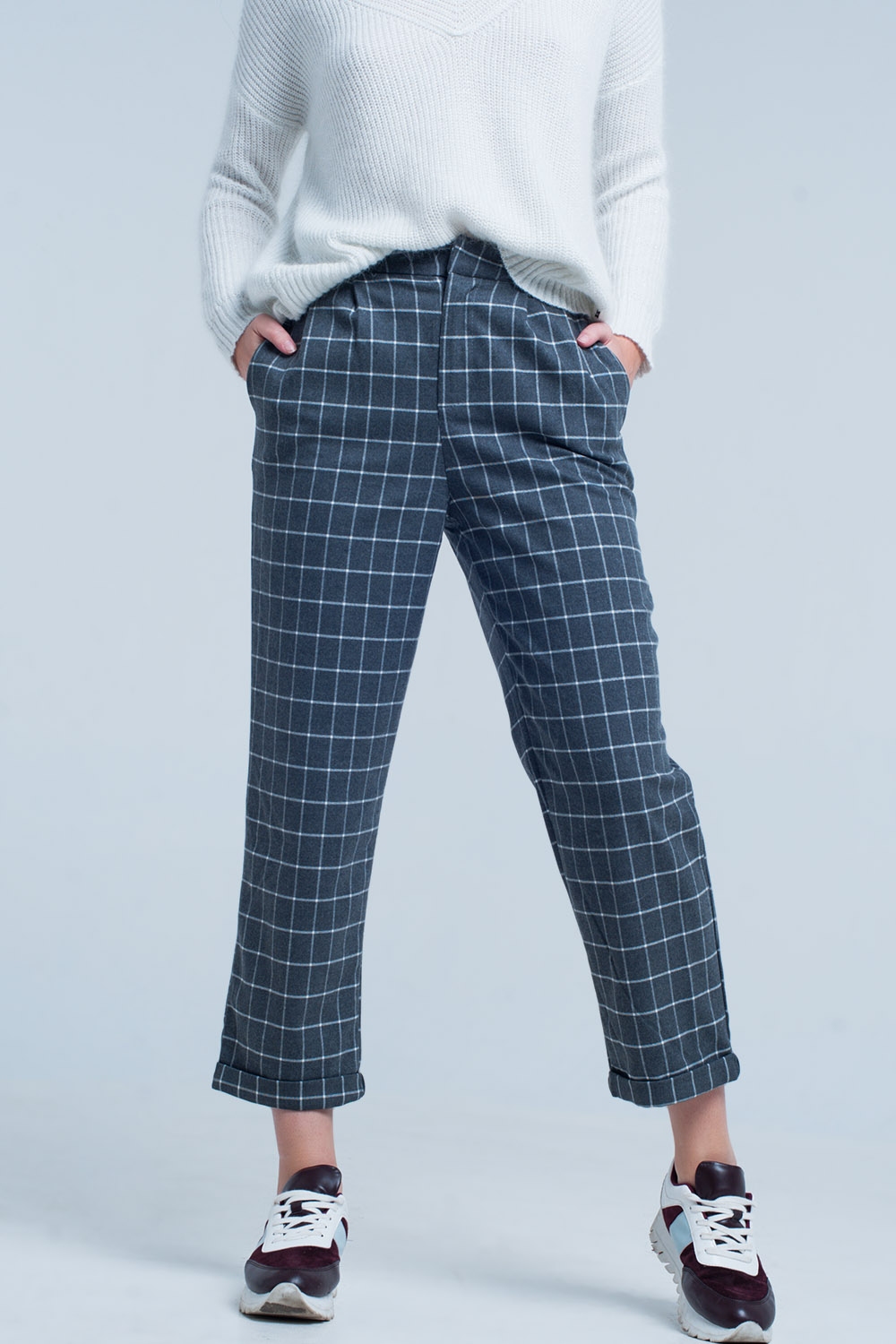 Pantalon gris en estampado de cuadros en blanco Pantalon gris en estampado de cuadros en blanco