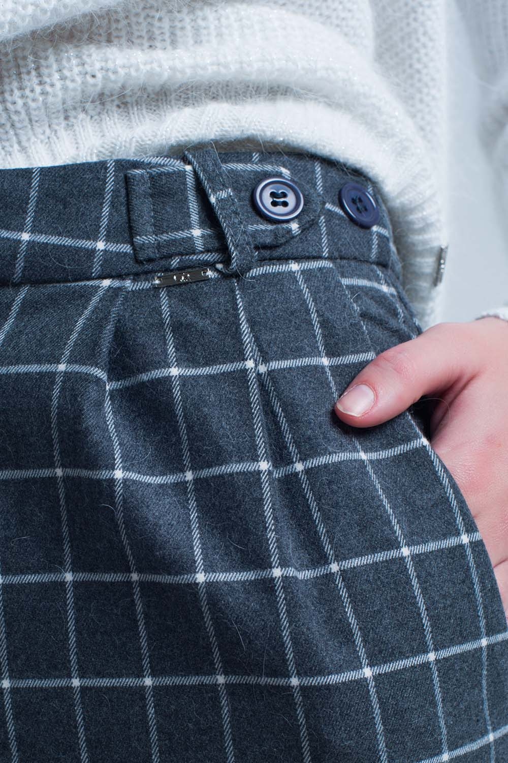 Pantalon gris en estampado de cuadros en blanco Pantalon gris en estampado de cuadros en blanco