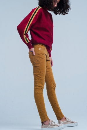 Pantalones mostaza con lentejuelas y botones