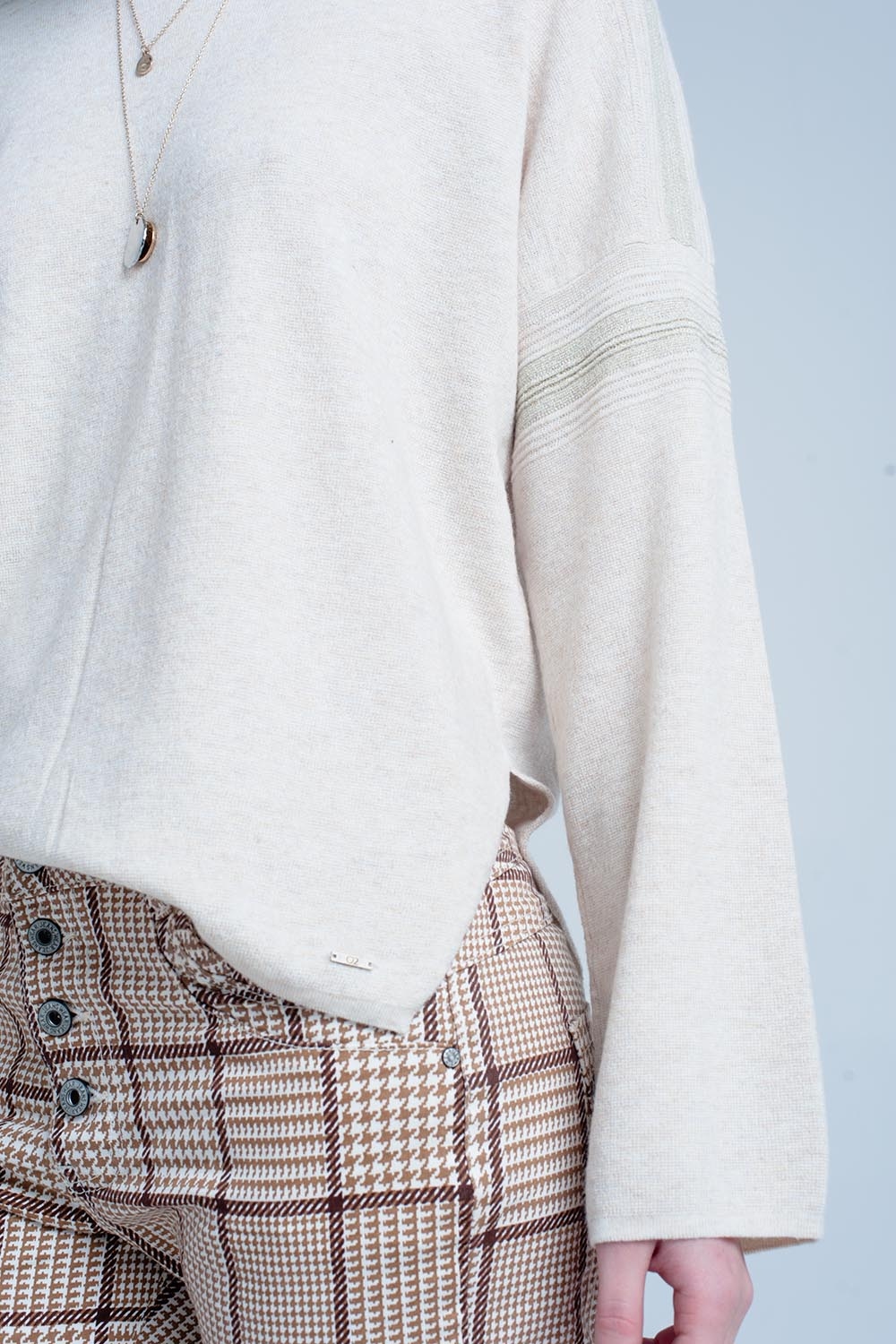 Su&eacute;ter de punto fino beige con detalles brillo en la manga