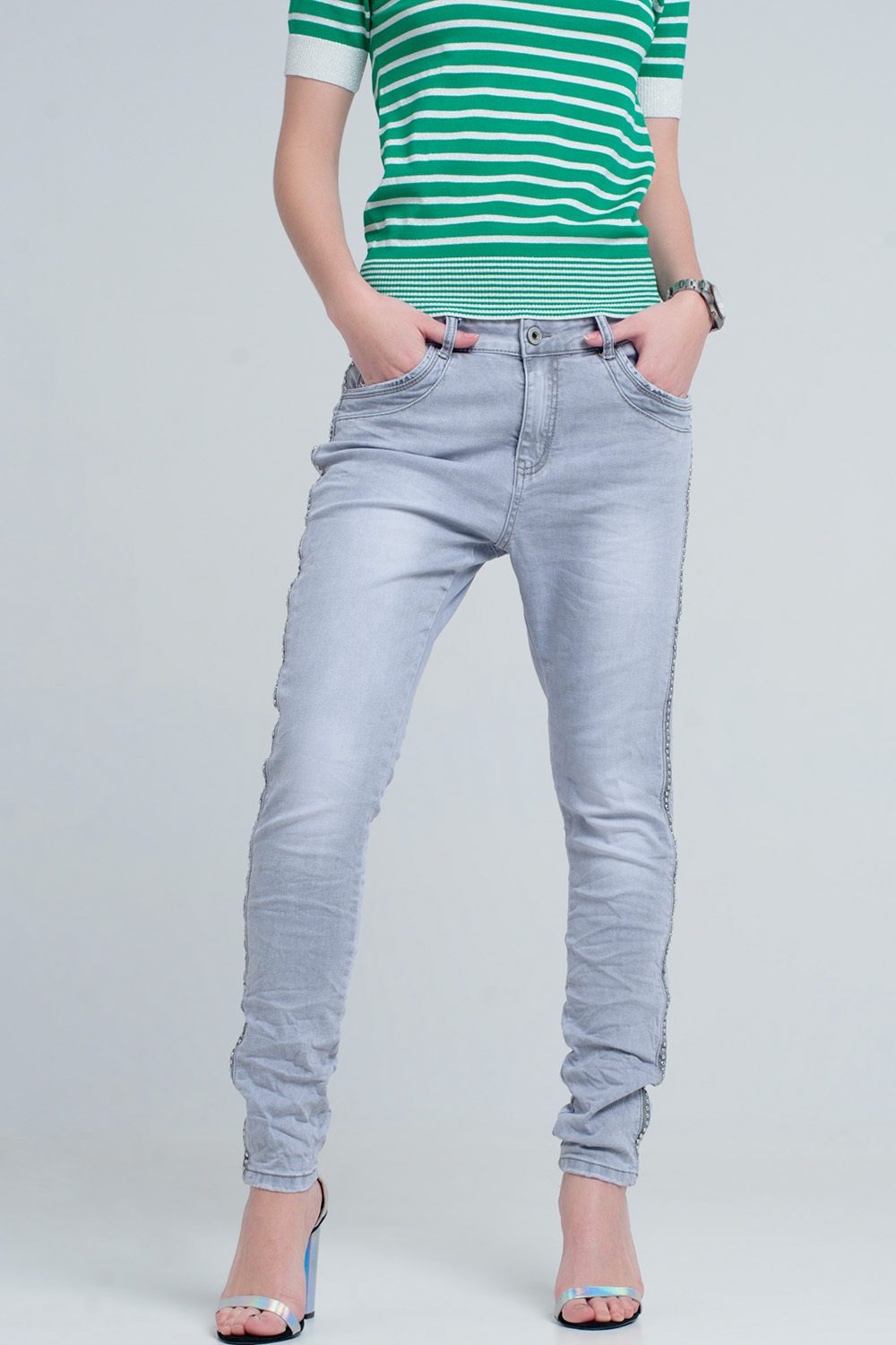 jeans gris con detalles metálicos en el lateral jeans gris con detalles metálicos en el lateral