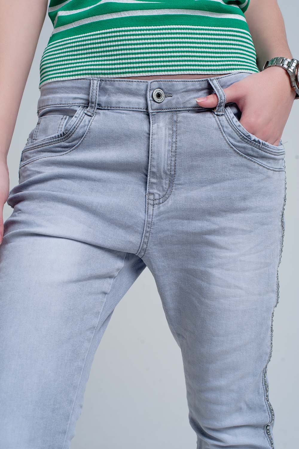 jeans gris con detalles metálicos en el lateral jeans gris con detalles metálicos en el lateral