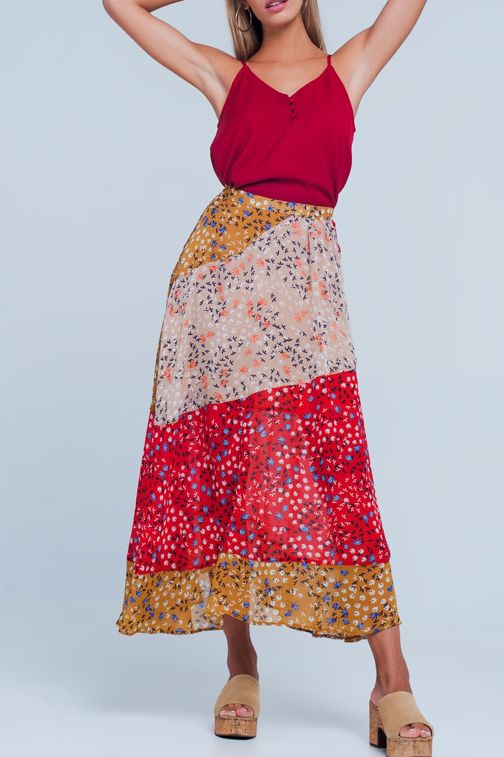 Falda roja larga de corte al bies con estampado de florecillas Falda roja larga de corte al bies con estampado de florecillas