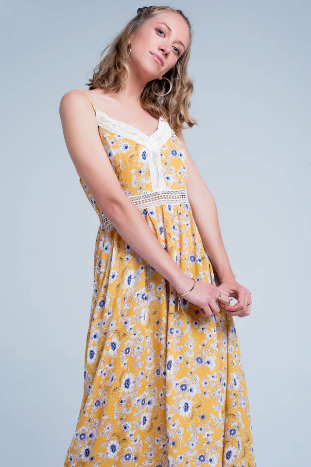Gele jurk met bloemenprint en uitsnijdingen