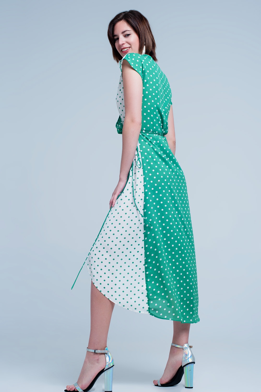 Vestido verde midi cruzado con estampado de mezcla de lunares Vestido verde midi cruzado con estampado de mezcla de lunares