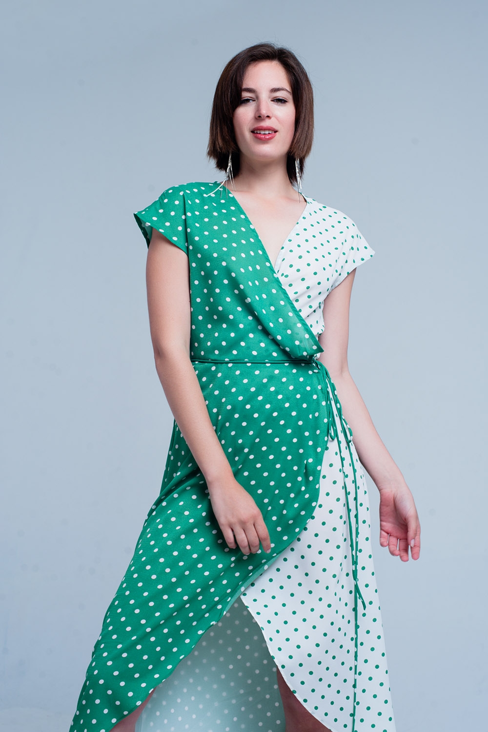 Vestido verde midi cruzado con estampado de mezcla de lunares Vestido verde midi cruzado con estampado de mezcla de lunares