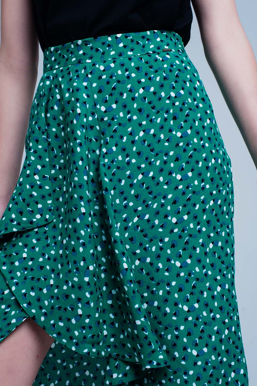 Falda midi verde con estampado floral de lunares y detalle de volante Falda midi verde con estampado floral de lunares y detalle de volante