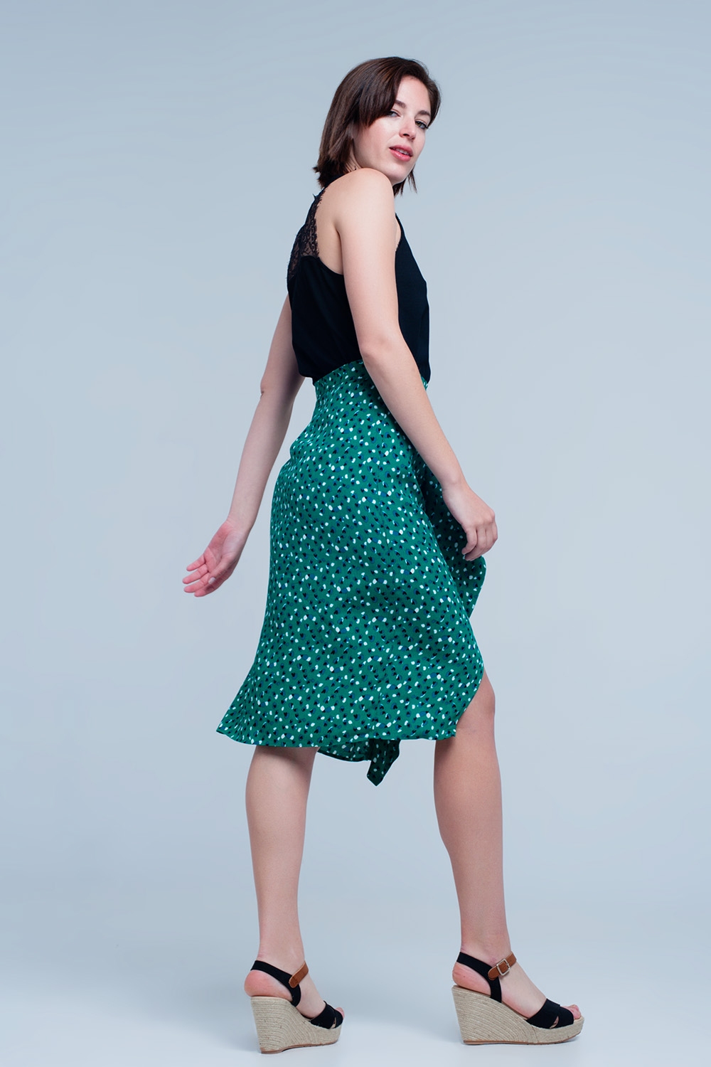 Falda midi verde con estampado floral de lunares y detalle de volante Falda midi verde con estampado floral de lunares y detalle de volante