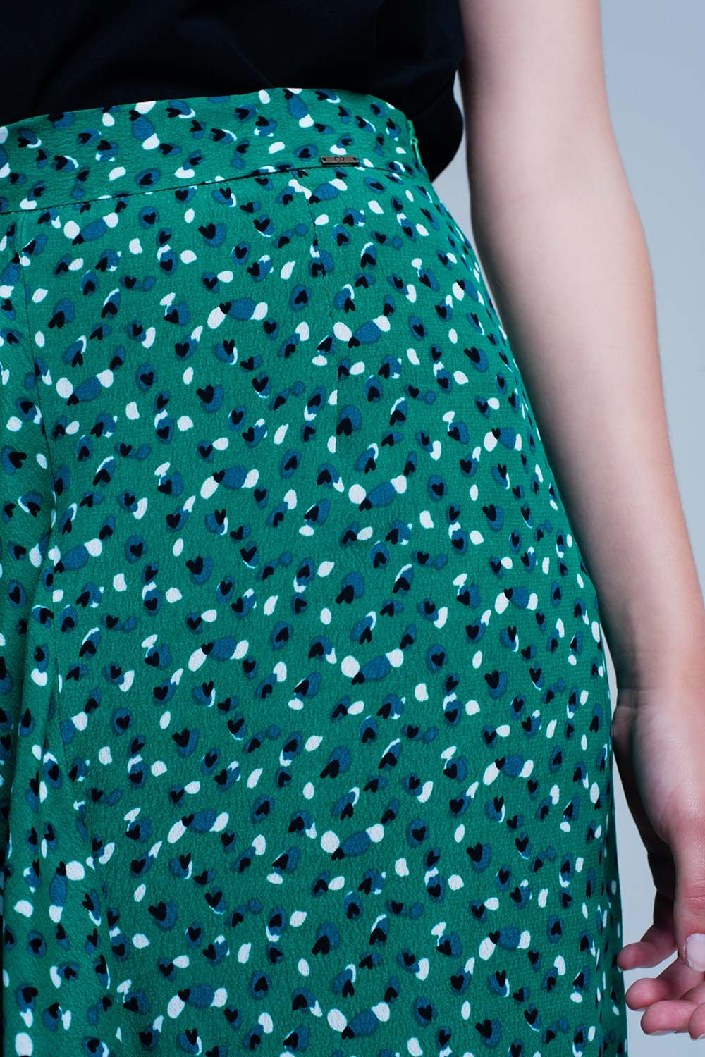 Falda midi verde con estampado floral de lunares y detalle de volante Falda midi verde con estampado floral de lunares y detalle de volante