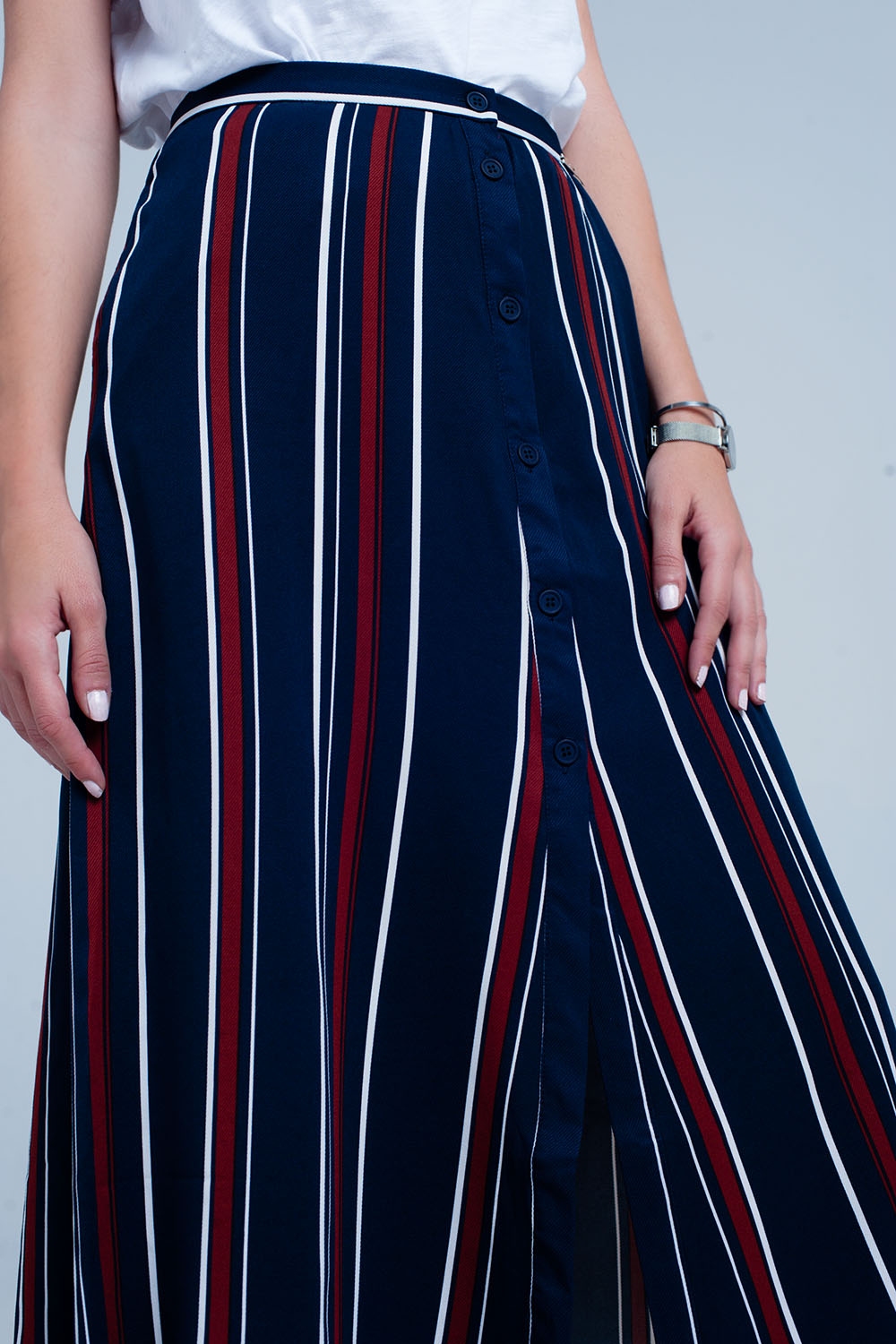 Falda midi azul marino a rayas Falda midi azul marino a rayas