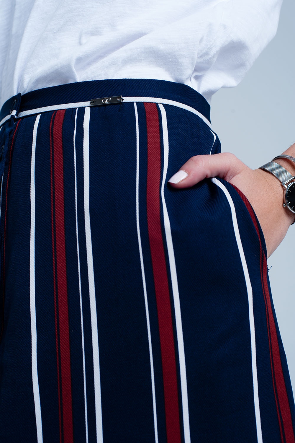Falda midi azul marino a rayas Falda midi azul marino a rayas