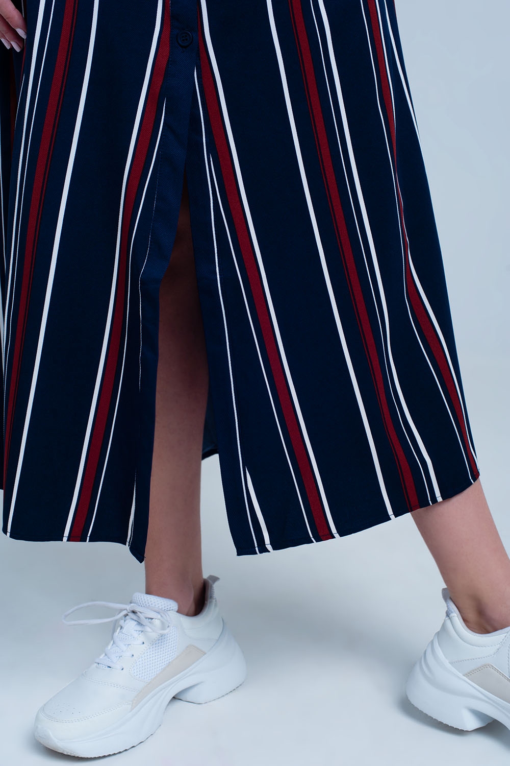 Falda midi azul marino a rayas Falda midi azul marino a rayas