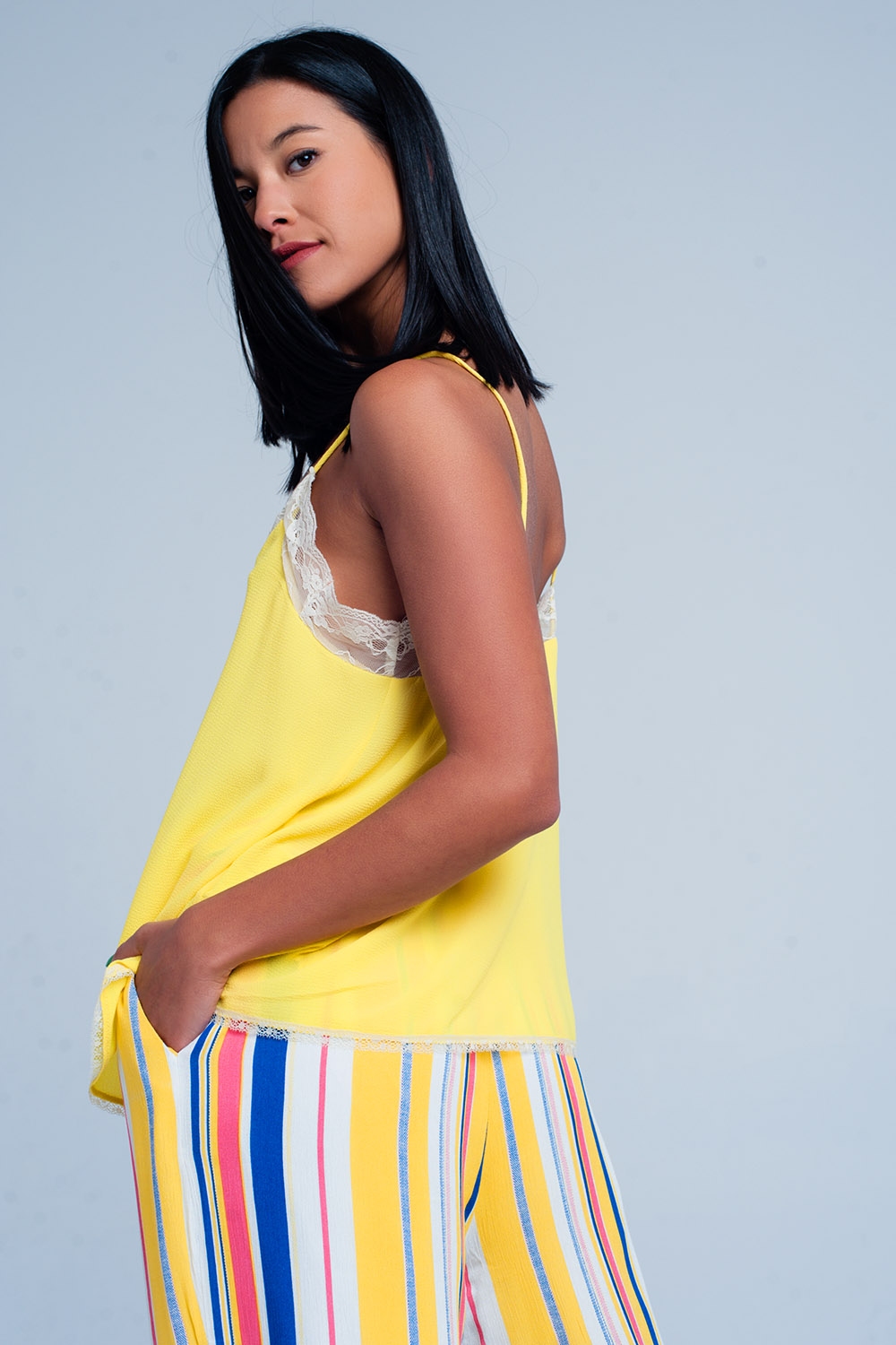 Top de tirantes amarillo con detalle encaje Top de tirantes amarillo con detalle encaje