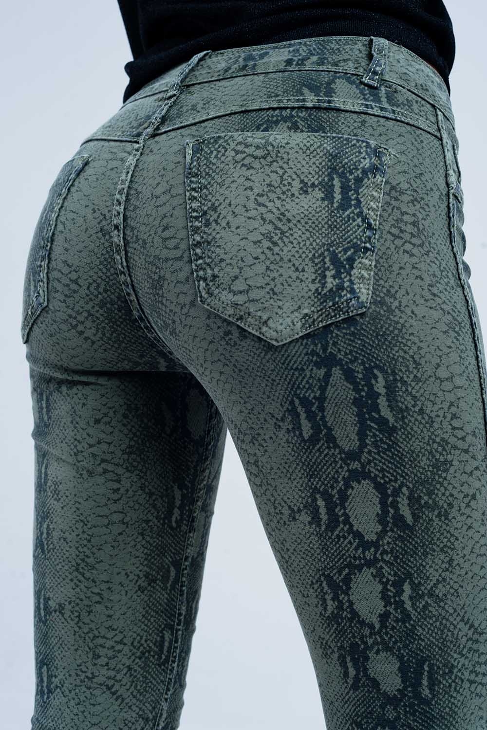 Vaqueros reversibles verdes con estampado de serpiente Vaqueros reversibles verdes con estampado de serpiente