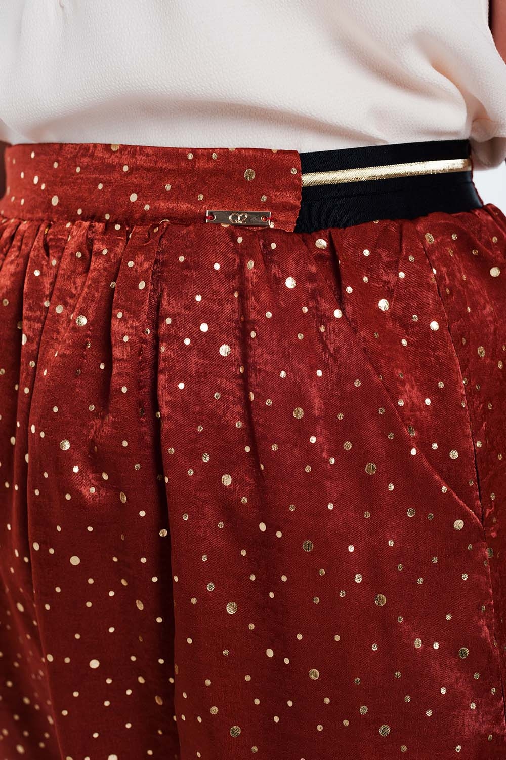 Minifalda caldera con pliegues y estampado de lunares Minifalda caldera con pliegues y estampado de lunares