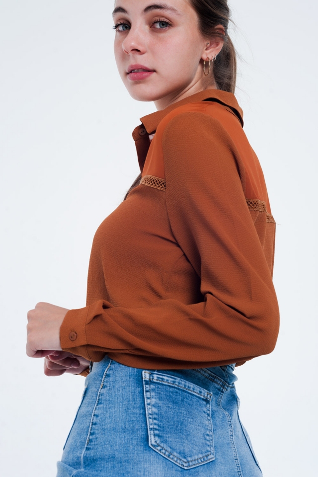 Blusa cor laranja com aplicação no peito