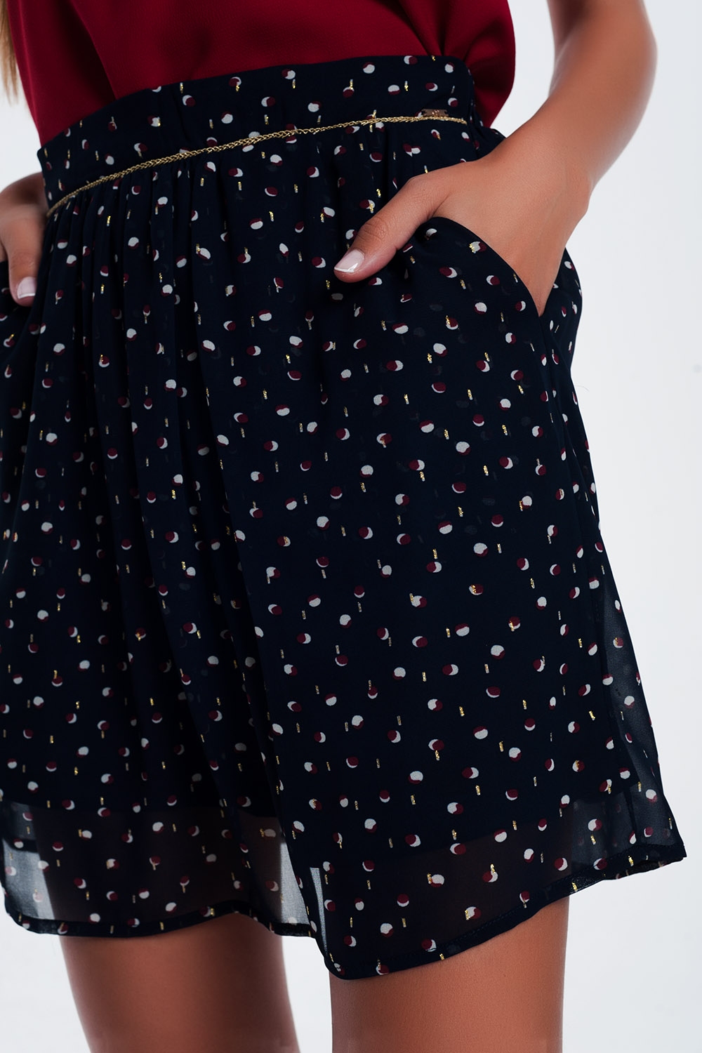 Minifalda azul marino y estampado de lunares garabateados