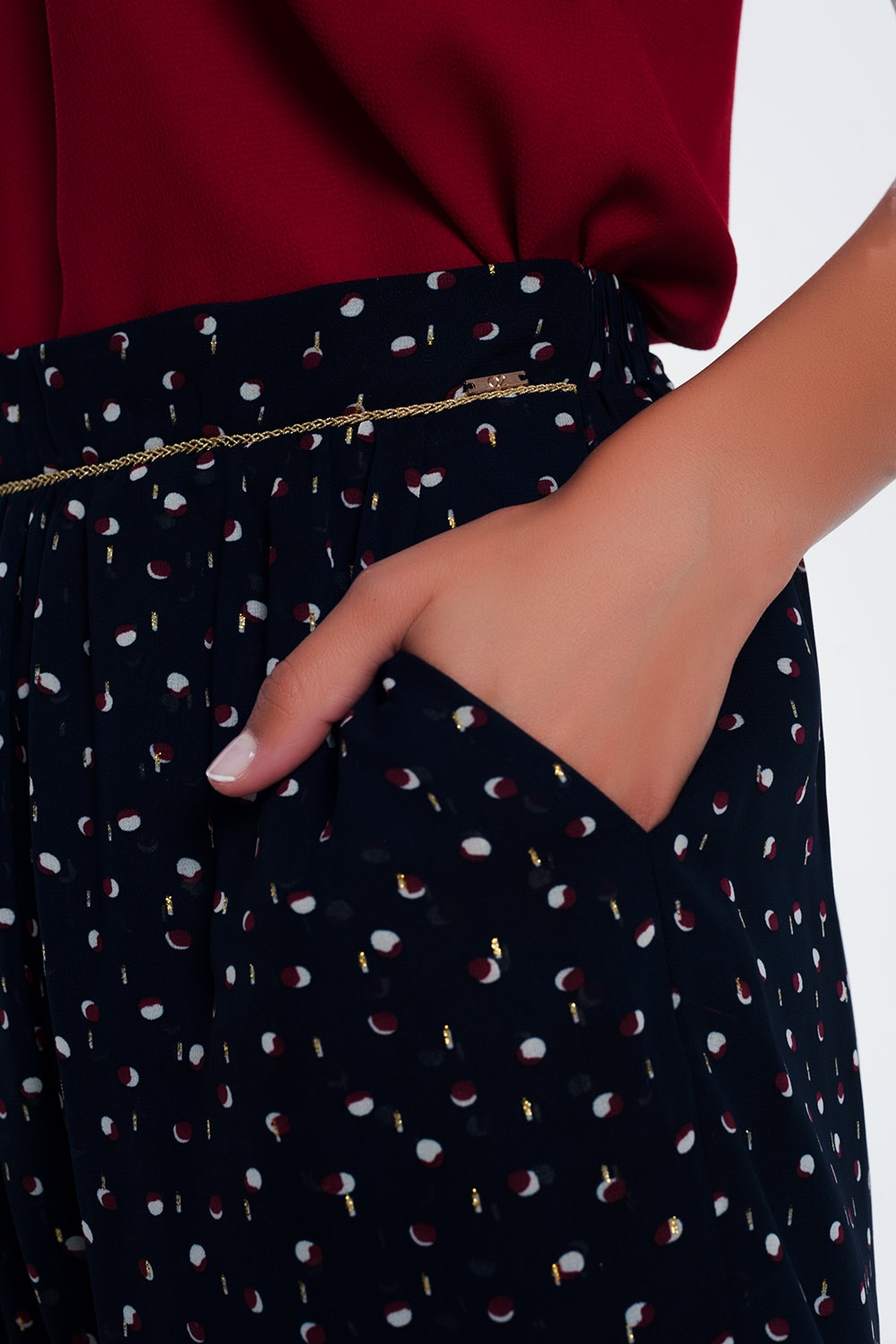 Minifalda azul marino y estampado de lunares garabateados