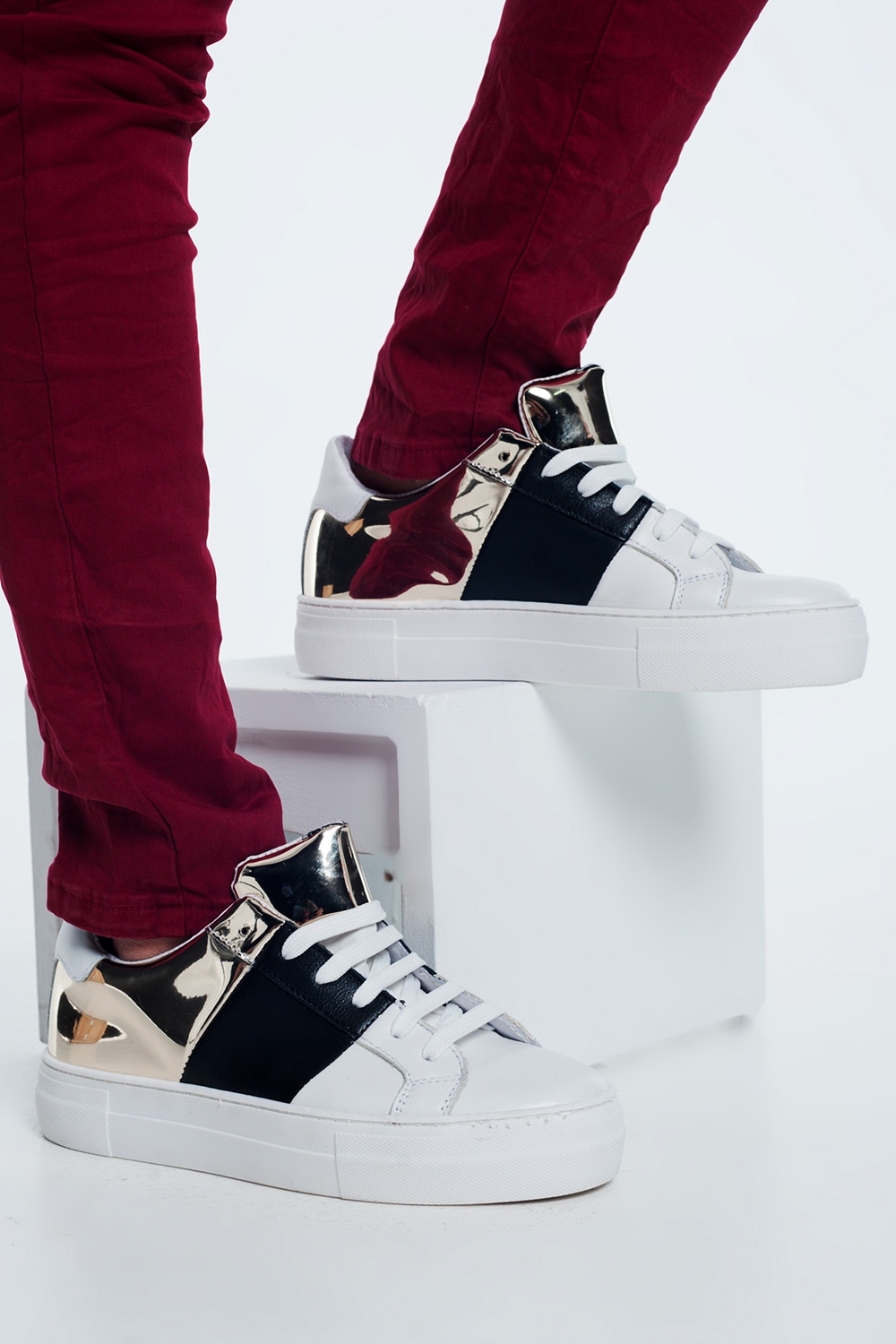 Chunky sneakers en negro y dorado Chunky sneakers en negro y dorado